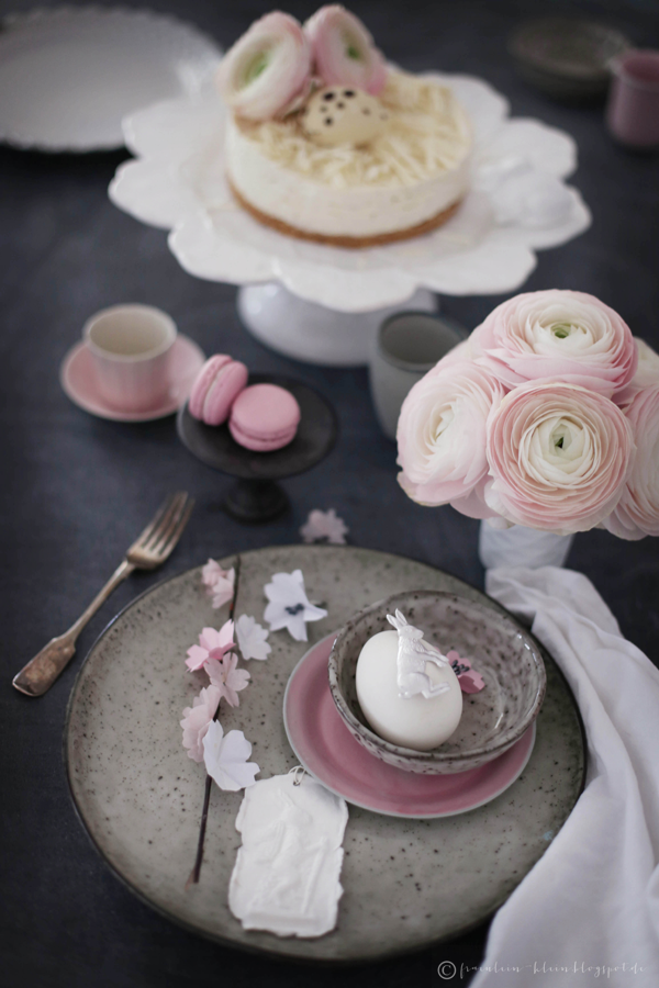 Frohe Ostern • weißer Schoko No-Bake-Cheesecake mit Himbeerkern und Macadamias