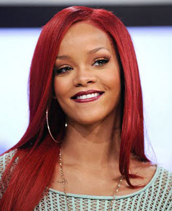 Rihanna Kızıl Uzun Saçlar Rihanna kızıl uzun saçlarına düz fön çektirmiş ve saçlarının birçoğunu yana atarak oldukça bebeksi bir görünüme kavuşmuştur. Ünlü yıldız düz saç modeli ile masum bir ifadeye sahip olmuştur.