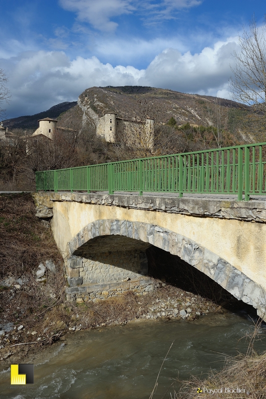 le pont au dessus de l'Oule avec le village de la charce en fond photographie pascal blachier