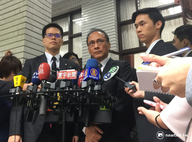 行政院長林全(中)表示,前瞻基礎建設的說明記者會,官員在事前沒有做好分工,導致政策說明不清。 行政院長林全(中)表示,前瞻基礎建設的說明記者會,官員在事前沒有做好分工,導致政策說明不清。