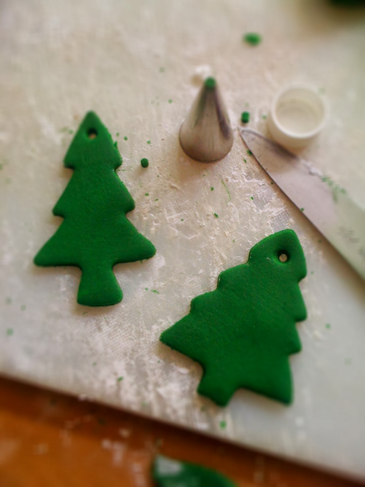 Alessandra Zecchini Fondant Xmas tree decorations, step by step