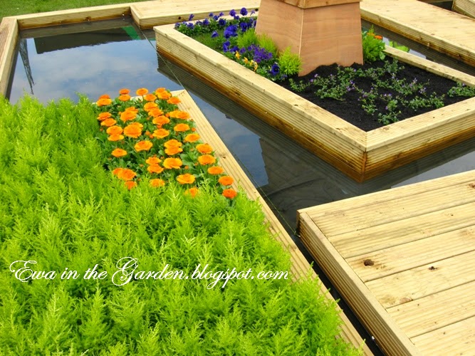 Ewa in the Garden The floating garden