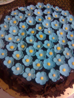 Kek Coklat Tema Bunga Biru Untuk Hantaran Pertunangan Waktu Solat Dot Net