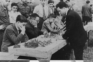 Rojas dando simultáneas de ajedrez en 1947