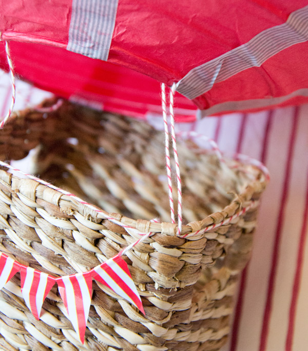DIY paper lantern hot air balloon (via Ellomennopee)