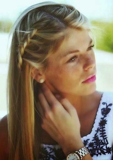trenzas sobre la frente o estilo diadema. también puedes optar llevar un flequillo recto o de lado. Son muchas las formas de combinar el pelo suelto con