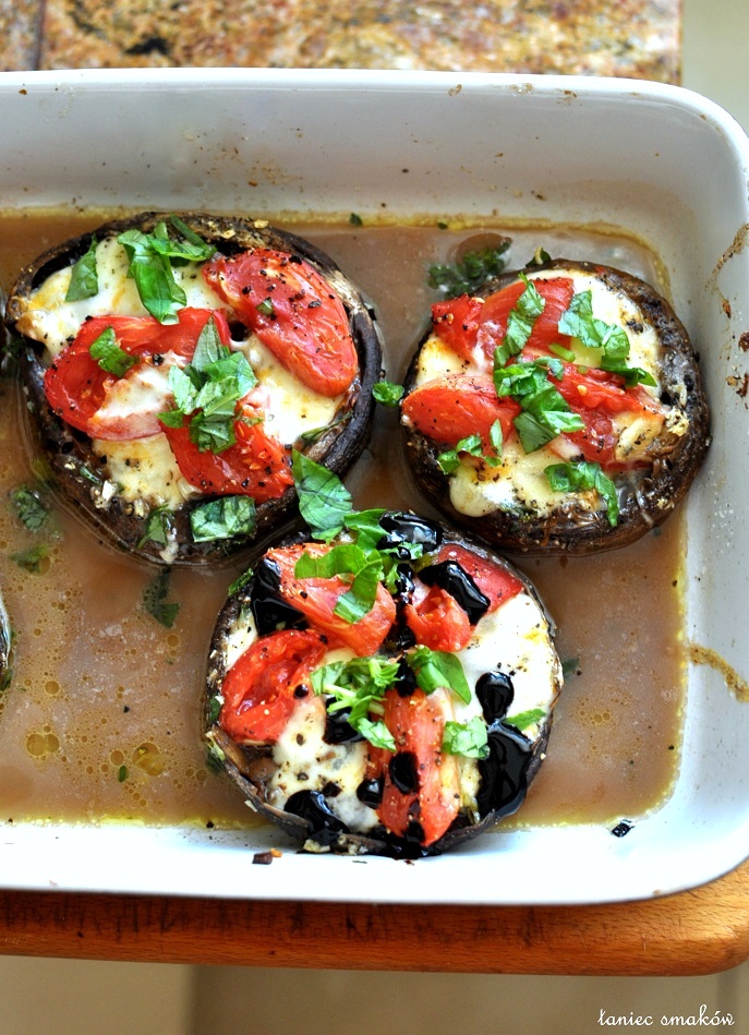 Pieczarki portobello z czosnkowym masłem nadziewane caprese