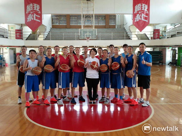 2017第五屆U16亞洲青年女子籃球錦標培訓隊刻正在永仁高中集訓,將赴印度班加羅爾為國爭光,立委陳亭妃特地趕往永仁高中為選手加油打氣。 2017第五屆U16亞洲青年女子籃球錦標培訓隊刻正在永仁高中集訓,將赴印度班加羅爾為國爭光,立委陳亭妃特地趕往永仁高中為選手加油打氣。