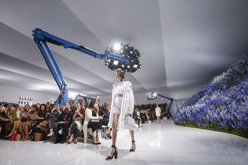 [Image: mua-hoa-oai-huong-o-dior-2016-6.jpg]