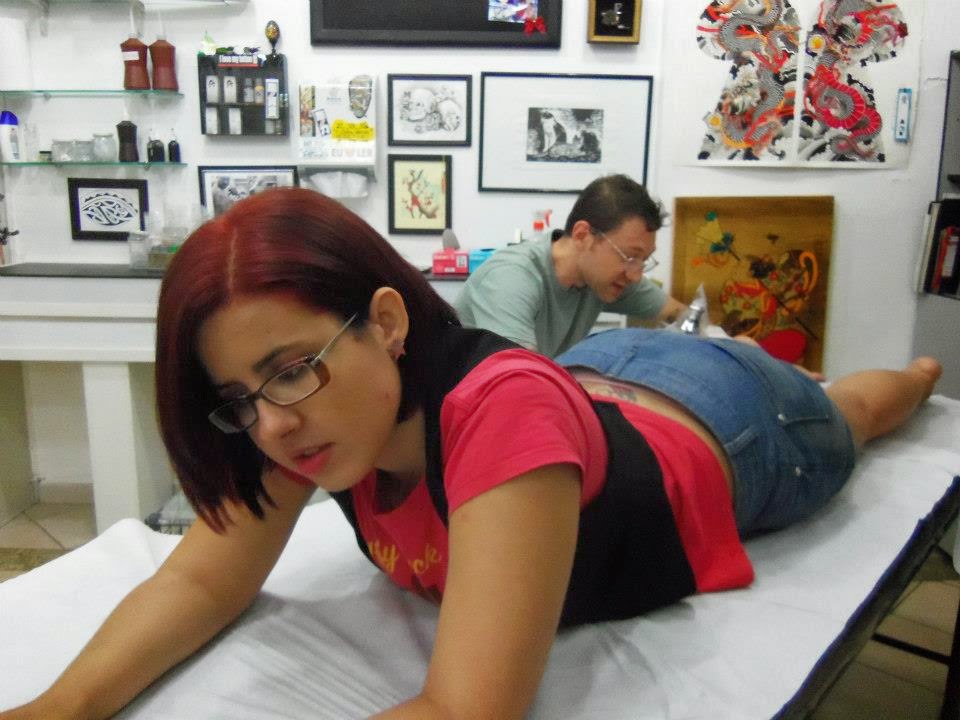 Isabella Peixoto tatuando com Alexandre Tostes