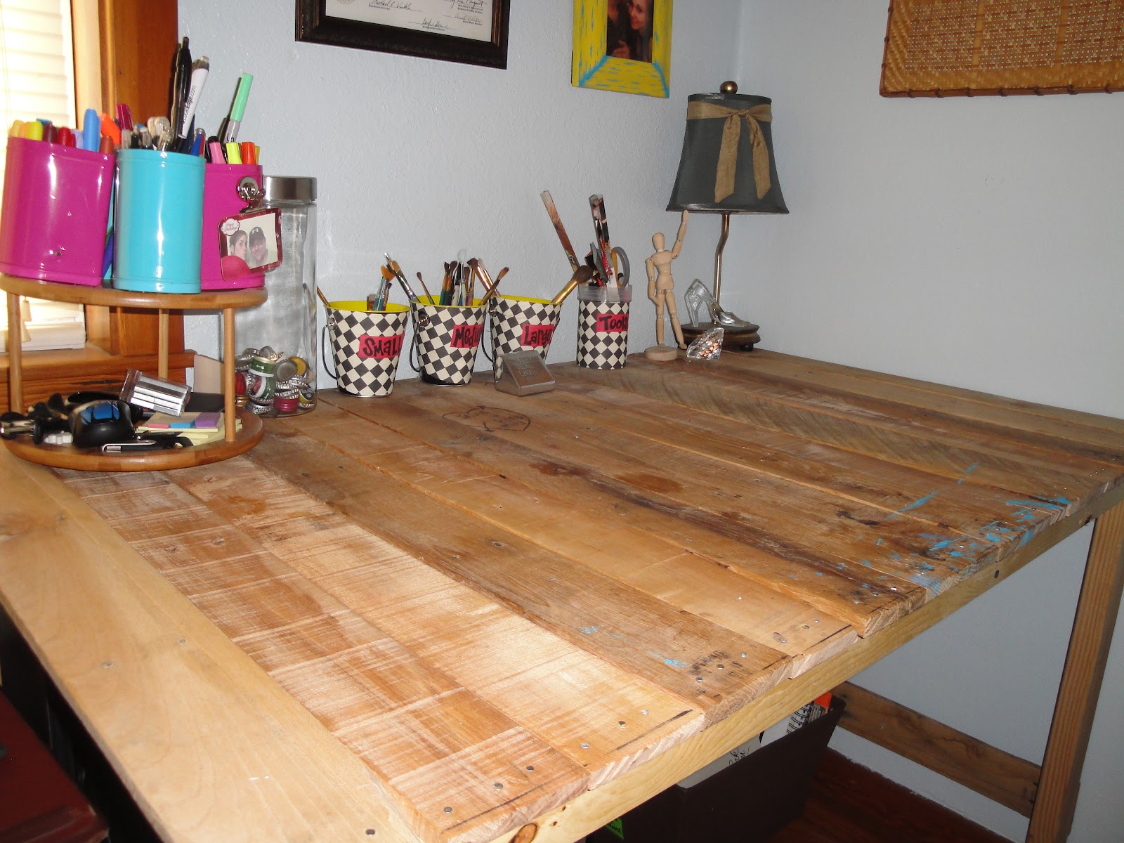 The DIY Chronicles Tutorial DIY Industrial Desk from Upcycled Pallets