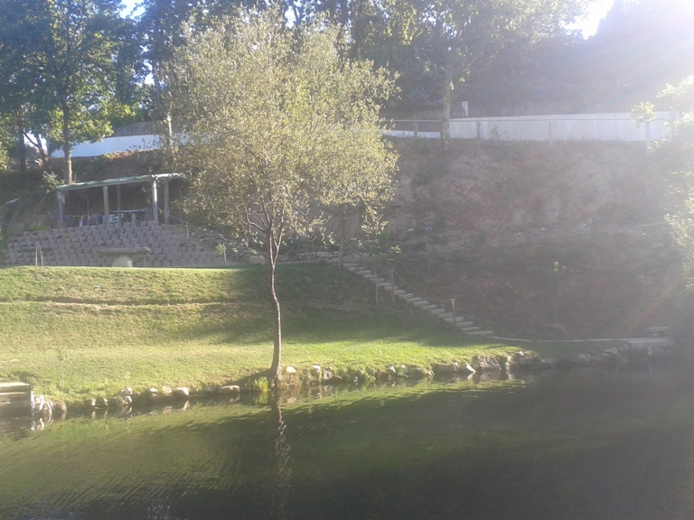 Churrasqueira e parque de merendas do outro lado do rio