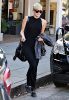 Miley Cyrus ou tin a black dress