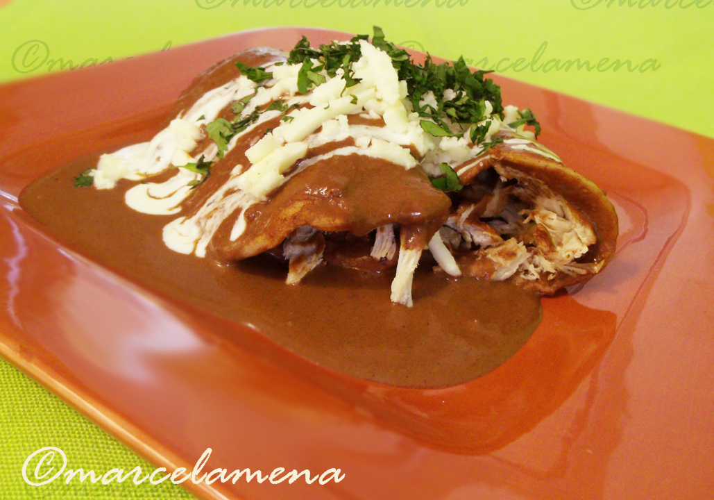 Haciendo Tanes Enchiladas al Estilo Mexicano con Mole al Chipotle