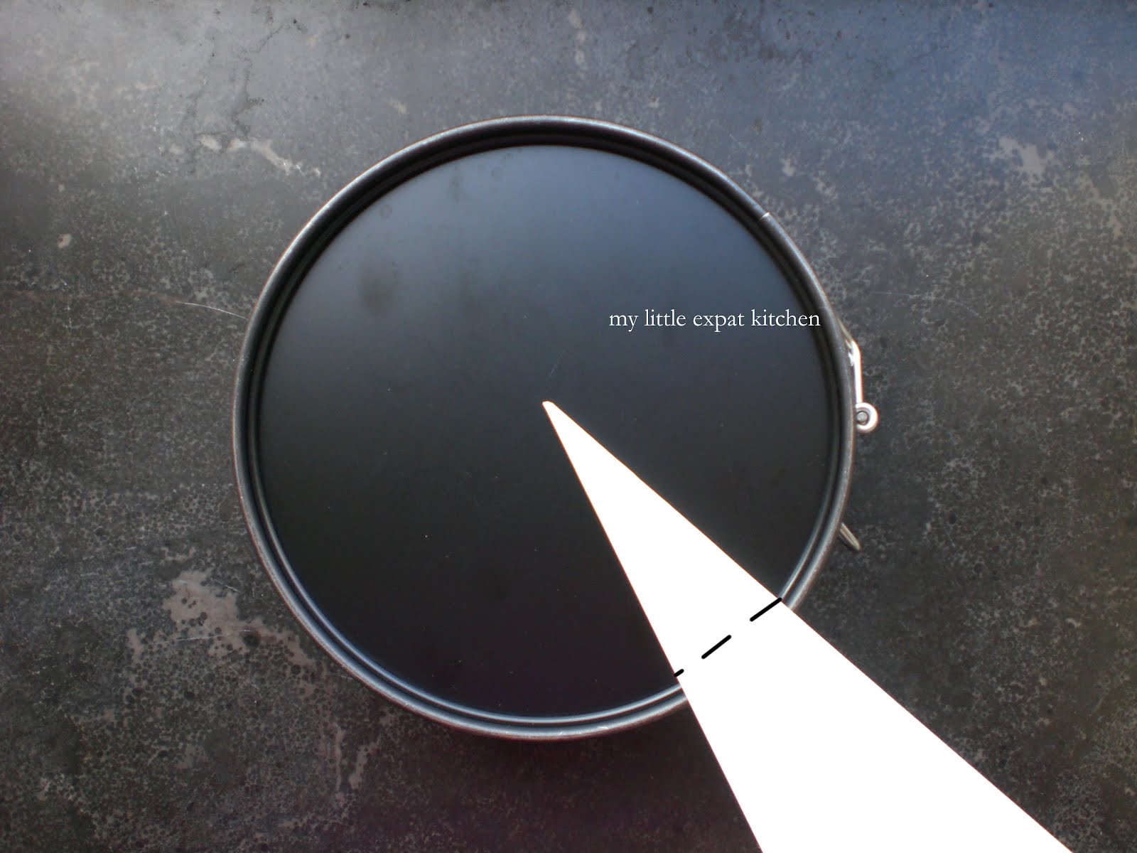 My Little Expat Kitchen How to make a baking (parchment) paper circle