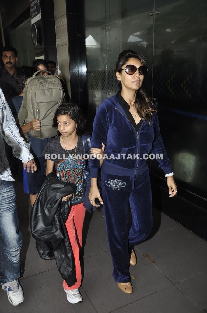 Gauri Khan Without Makeup  - Gauri Khan Without Makeup at Mumbai Airport