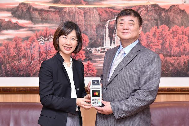 「萬事達卡鑑識讀卡機」,透過磁條、晶片與感應式讀卡系統,可立即獲得發卡銀行的聯絡資訊,並及時與發卡銀行比對卡片真偽,加強萬事達卡持卡人的每一筆交易安全。 「萬事達卡鑑識讀卡機」,透過磁條、晶片與感應式讀卡系統,可立即獲得發卡銀行的聯絡資訊,並及時與發卡銀行比對卡片真偽,加強萬事達卡持卡人的每一筆交易安全。