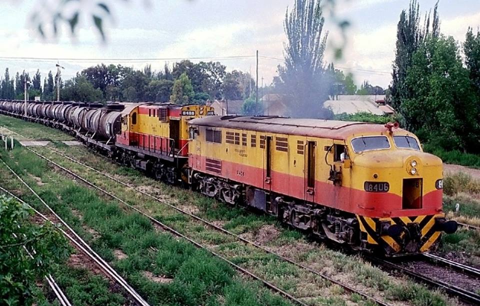 1984: Dos ALCO del FFCC San Martín, traccionando un carga con petroleo