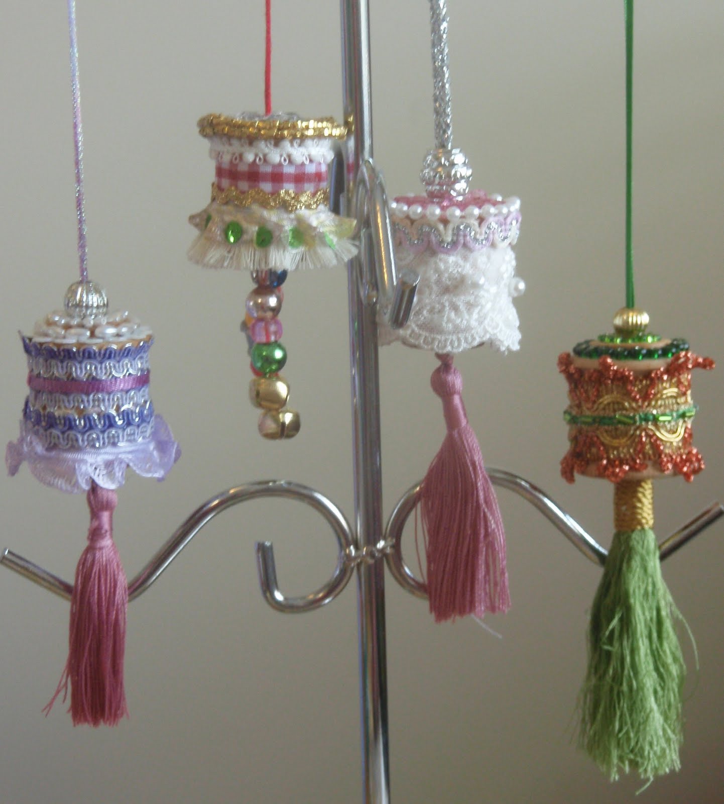 LADY JANE'S JOURNAL Vintage cotton reel tassels one method