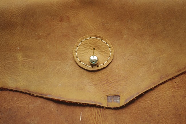 How to sew a leather envelope clutch with hand strap. Tutorial designed by Xenia Kuhn for fashion blog www.fashionrolla.com How to sew a leather envelope clutch with hand strap. Tutorial designed by Xenia Kuhn for fashion blog www.fashionrolla.com