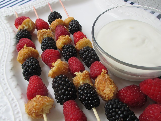 Simple & Delicious Recipes For Your Next Family BBQ - Fruit Kebabs With Skinny Fruit Dip Recipe One Savvy Mom onesavvymom #KingsfordFlavor