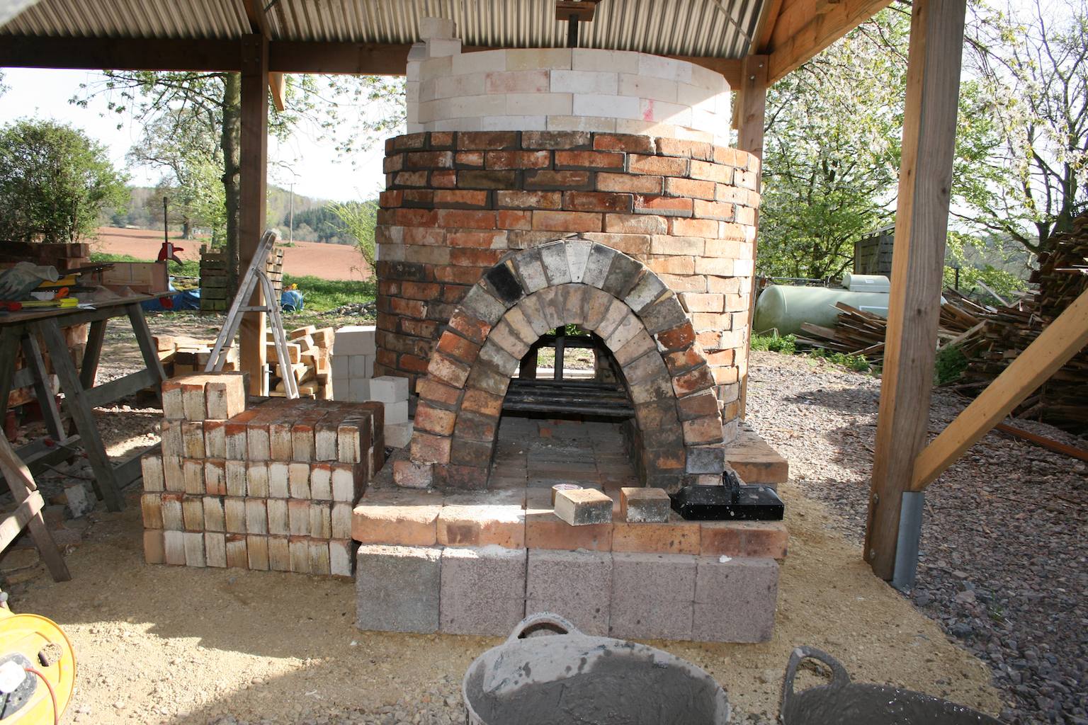 Patia Davis Pots Building the bottle kiln
