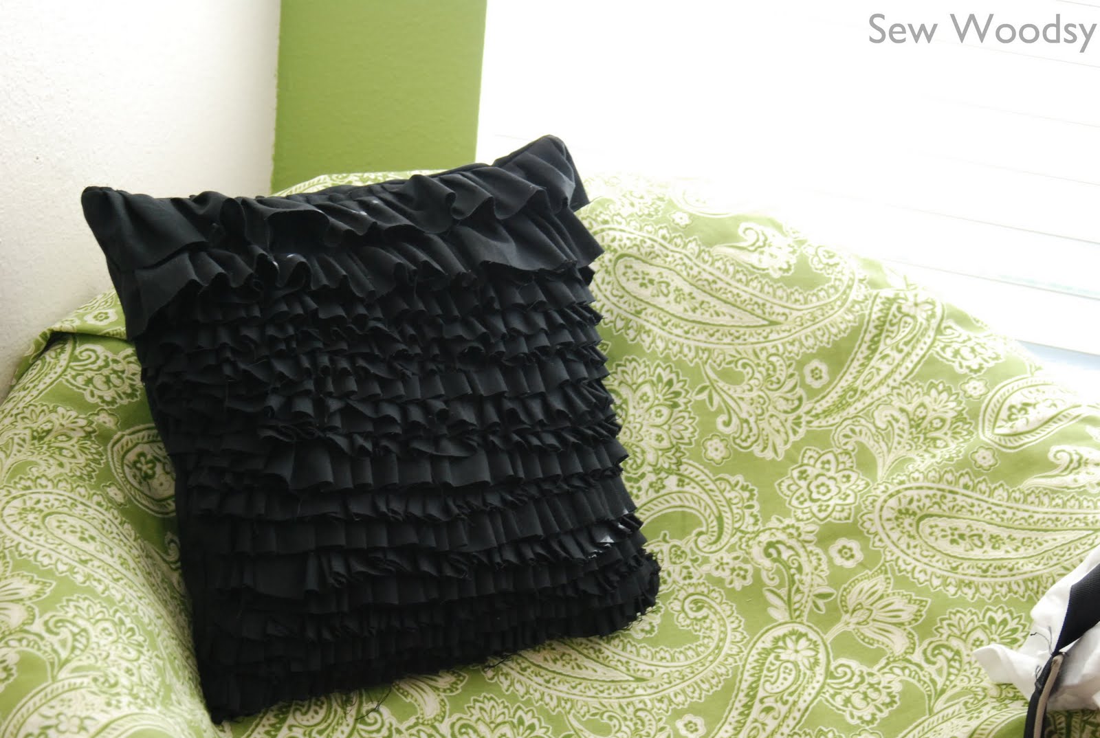 Double Ruffle Pillow {Tutorial} Sew Woodsy