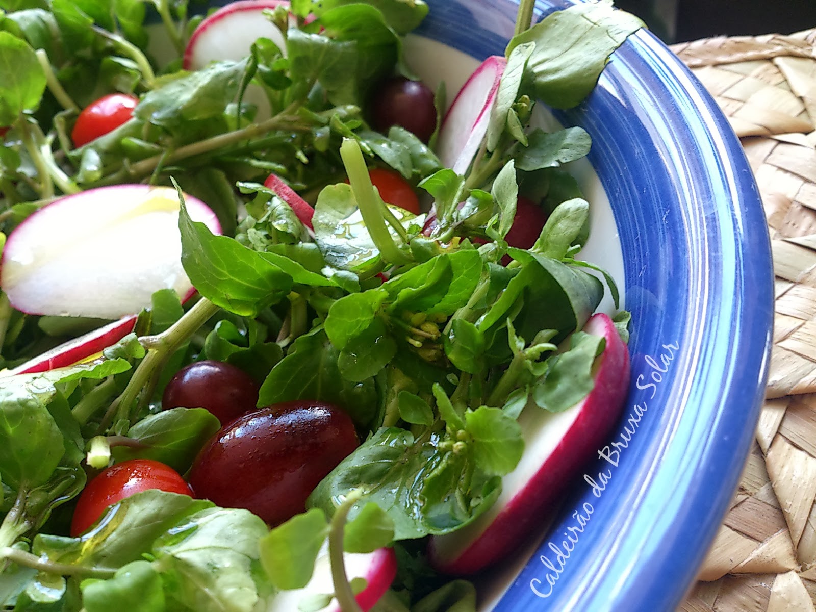 Salada de agrião com rabanetes, tomates e uvas