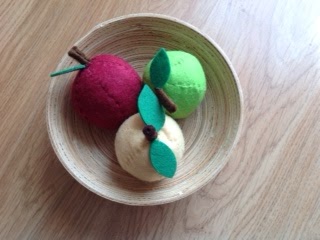 DIY play food: a bowl of apples DIY play food: a bowl of apples