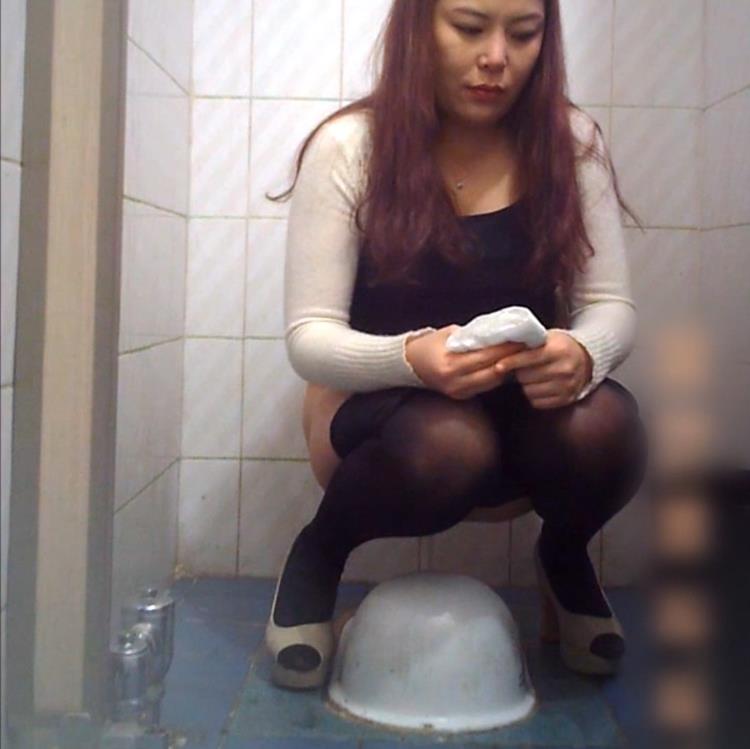 Камеры в туалетах подсматривают за писающими японками