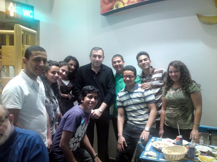 صور عصام شرف فى مطعم فول وطعمية بالمهندسين