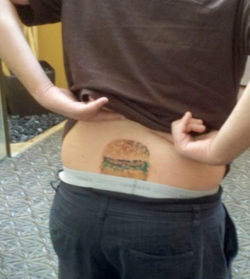 tatuaje de una hamburguesa en la espalda baja