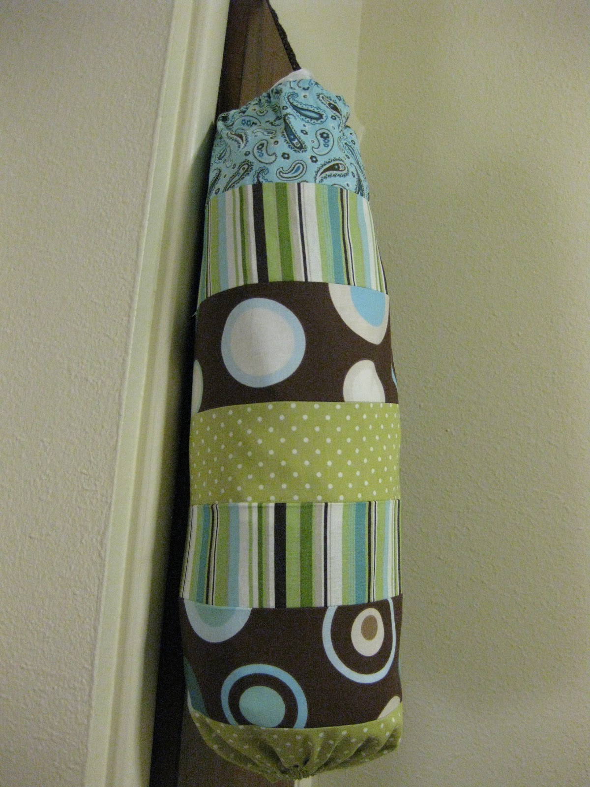 Domesticating Me DIY Plastic Bag Holder