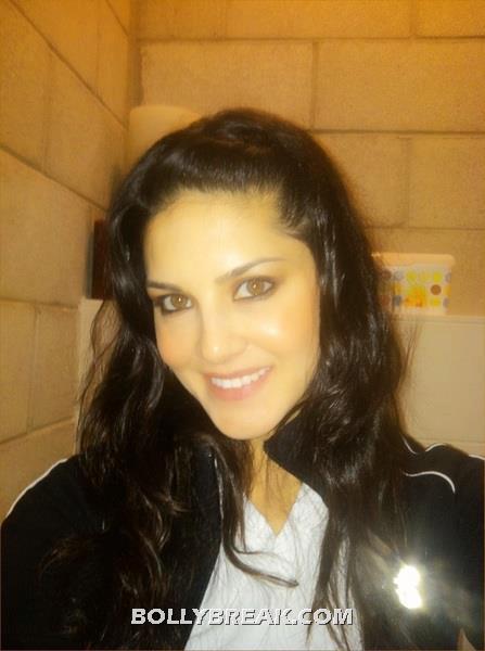 Celeb Real Life Pics: Sunny Leone In Real Life - FamousCelebrityPicture.com - Famous Celebrity Picture 