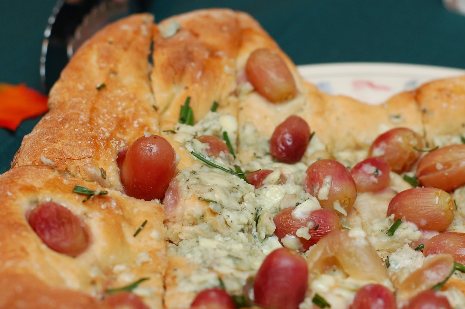 KELSIE'S KITCHEN Rosemary Flatbread with Blue Cheese, Grapes and Honey