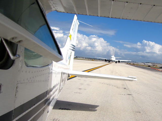 Taxiando um cessna 172 no meio de jumbos da Boeing e airbus no aeroporto internacional de Fort Lauderdale