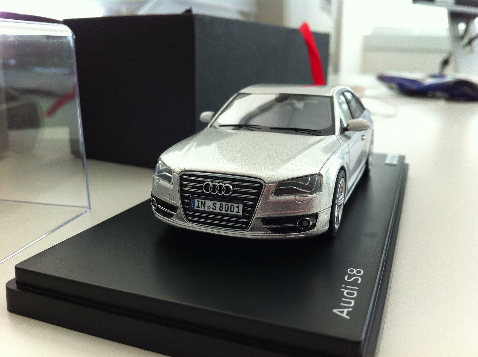 [Image: Audi+S8+Prisma+Silver+Schuco+5011118113+(6).jpg]