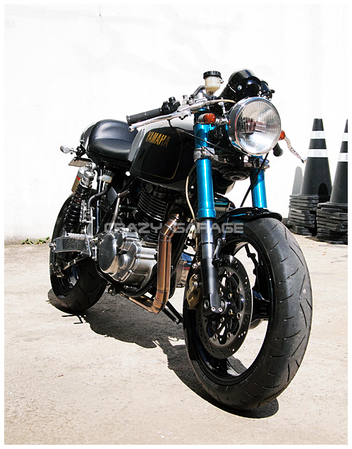 Racer, Oldies, naked ... TOPIC n°2 - Page 21 Yamaha+SR+by+Crazy+Garage+06