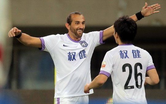 Clubes brasileiros brigam por atacante Barcos, diz site