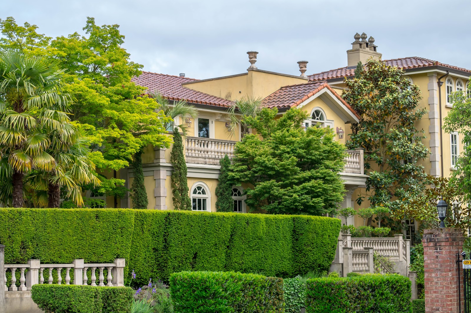 Встречались дома и с курортно-южным налётом. Этакие особняки из сериала Санта-Барбара.