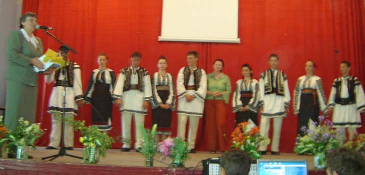 Felicitări și aplauze pentru formația de jocuri populare românești, 16 iunie 2011