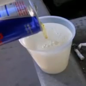 ΣΟΚ: Μην ανακατέψετε ποτέ Red Bull με γάλα! [video]