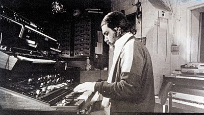 Vangelis Papathanassiou tocando el Yamaha CS-80 en el Nemo Studio de Londres a finales de los años 70