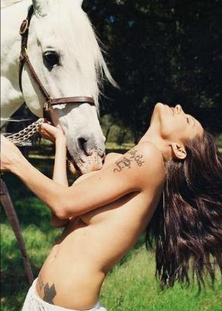 Topless Pics of Angelina Jolie to be Auctioned