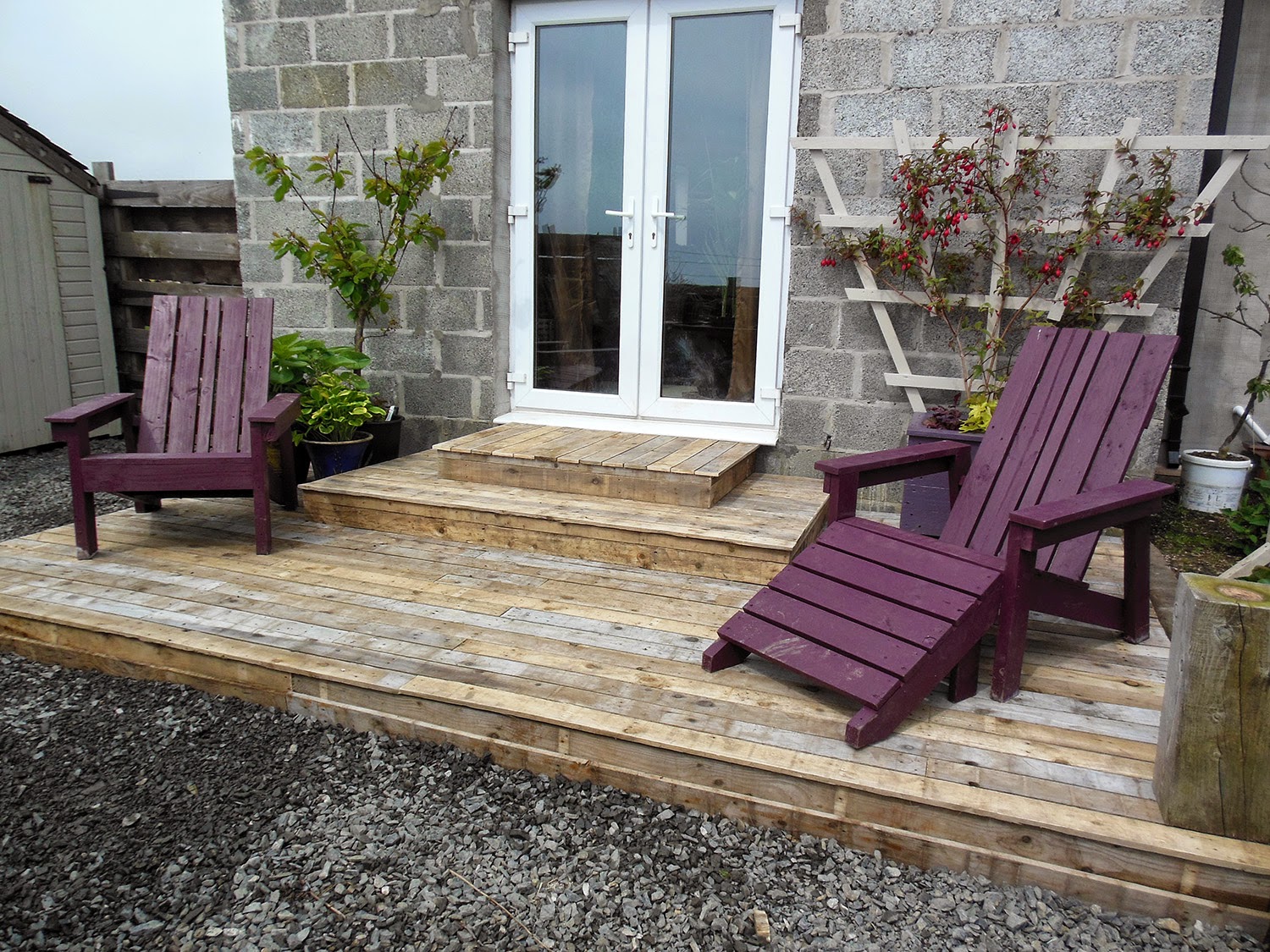 The Tenacious Gardener! DIY pallet wood decking