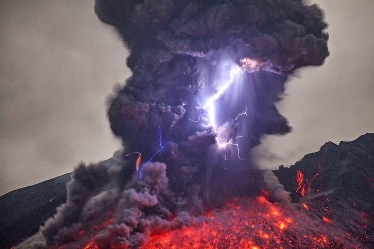 Volcanic lightning aka “dirty thunderstorms” - 15 Things You Won't Believe Actually Exist In Nature