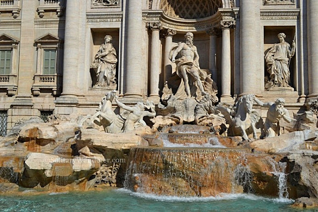Trevi Fountain , Rome Italy