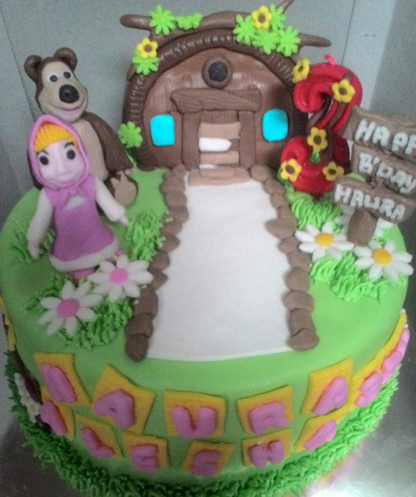 Cake Ulang Tahun Gambar Masha n The Bear untuk Haura di Padang