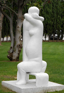 Statue style contemporain d'un couple tendrement enlacé, la femme enceinte