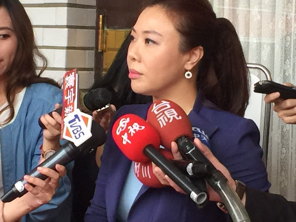 針對司改國是會議通姦除罪化,國民黨立委李彥秀19日表示,民進黨若要做一定要有配套措施,否則人民對除罪化會有疑慮。 針對司改國是會議通姦除罪化,國民黨立委李彥秀19日表示,民進黨若要做一定要有配套措施,否則人民對除罪化會有疑慮。